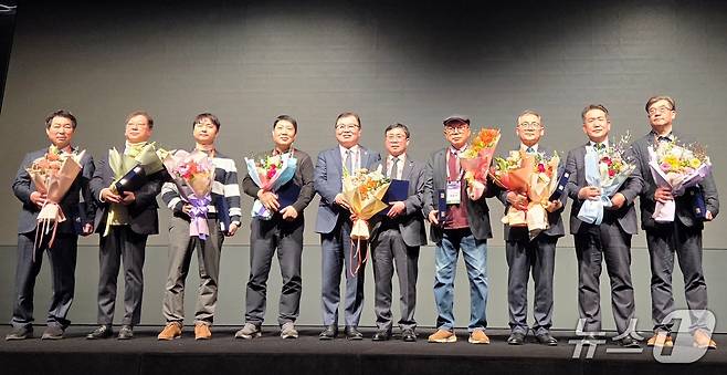 대한수의사회는 27일 서울 서초구 엘타워에서 퇴임 지부장들에게 감사패를 전달했다. ⓒ 뉴스1