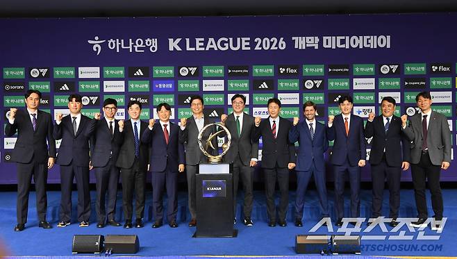 하나은행 K리그1 2026 개막 미디어데이가 25일 오전 서울 홍은동 스위스그랜드호텔 컨벤션센터에서 열렸다. 12개 구단 감독들이 함께 포즈를 취하고 있다. 정재근 기자 cjg@sportschosun.com/2026.2.25/