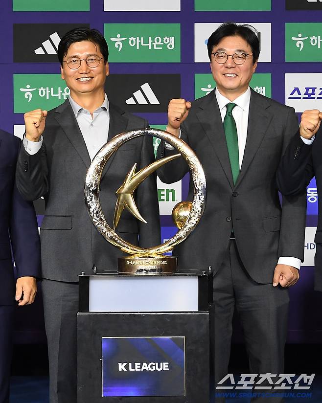 하나은행 K리그1 2026 개막 미디어데이가 25일 오전 서울 홍은동 스위스그랜드호텔 컨벤션센터에서 열렸다. 전북 정정용 감독과 대전 황선홍 감독이 함께 파이팅 포즈를 취하고 있다. 정재근 기자 cjg@sportschosun.com/2026.2.25/