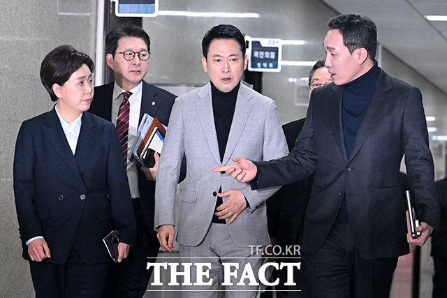 당 안팎에서는 노선 정리와 쇄신 전략 없이 대립만 부각될 경우 당과 한 전 대표 모두에게 손실만 남기는 치킨게임으로 흐를 수 있다는 비판도 나온다. 사진은 장동혁 대표와 양향자·신동욱·김민수(왼쪽부터) 최고위원. /남용희 기자