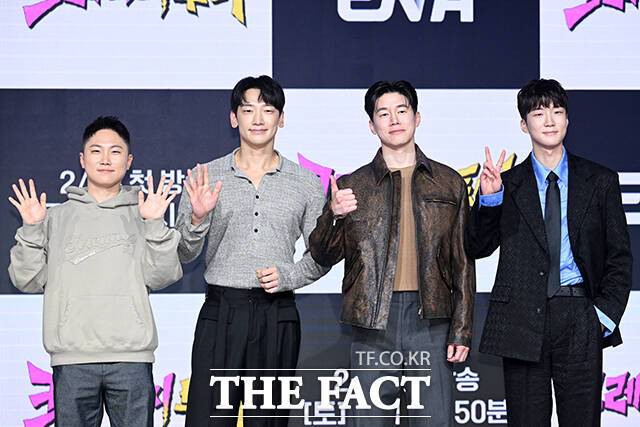 여행 유튜버 빠니보틀과 가수 비, 배우 김무열, 그룹 위너의 이승훈(왼쪽부터)이 포즈를 취하고 있다.