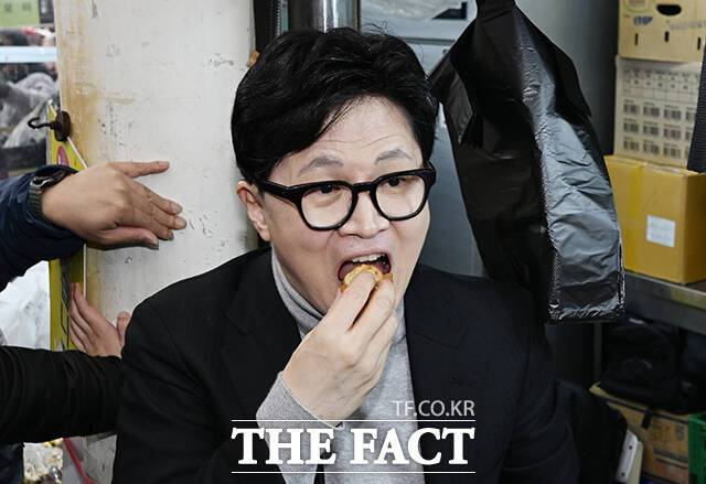 한동훈 전 국민의힘 대표가 27일 오후 대구 중구 서문시장을 찾아 음식을 시식하고 있다. /대구=박헌우 기자