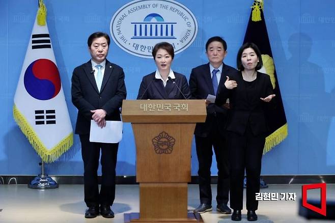 이언주·황명선·강득구 더불어민주당 최고위원이 지난 23일 국회 소통관에서 정청래 대표를 비판하는 긴급 기자회견을 하고 있다. 김현민 기자