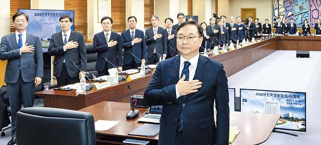 박영재(사진 맨 앞 중앙) 법원행정처장은 25일 전국 법원장들을 긴급 소집했다. 이날 오후 서울 서초구 대법원에서 모인 전국 법원장들이 임시회의 시작에 앞서 국민의례를 하고 있다. 법원장들은 약 5시간 동안 법왜곡죄·재판소원제·대법원 증원 등 ‘사법 3법’에 대한 대응책을 논의했다. 법원장들은 “공론화와 부작용에 대한 숙의 없이 국회 본회의에 부의된 것에 심각한 유감을 표한다”고 밝혔다./ 박성원 기자