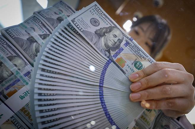 서울 중구 하나은행 명동점 위변조대응센터에서 직원이 달러화를 정리하고 있다./뉴스1