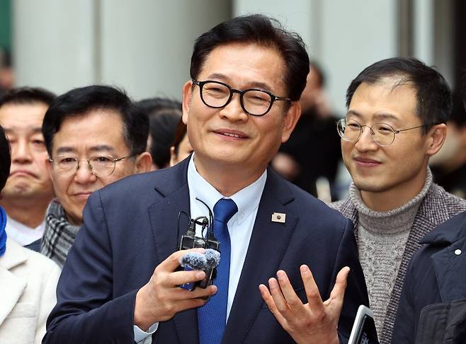 송영길 전 더불어민주당 대표가 지난 13일 서울 서초구 서울고등법원에서 열린 '더불어민주당 전당대회 돈봉투' 의혹 관련 2심에서 무죄를 선고 받은 뒤 발언하고 있다. 2심은 1심 판결을 파기하고, 송 대표에게 제기된 혐의 전부에 대해 무죄를 선고했다. 뉴시스