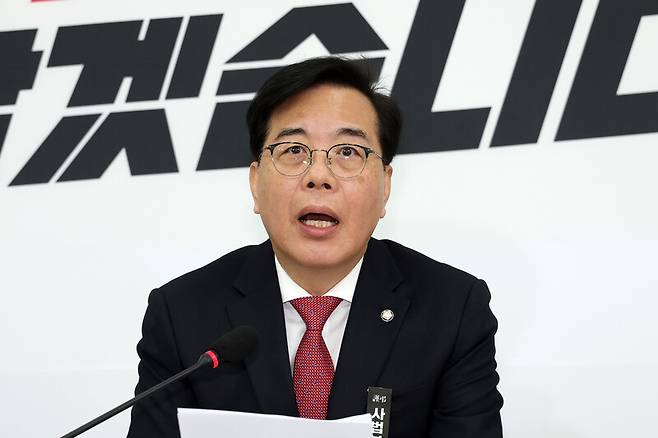 송언석 국민의힘 원내대표가 27일 오전 국회에서 열린 기자간담회에서 발언하고 있다. 김영원 기자 forever@hani.co.kr