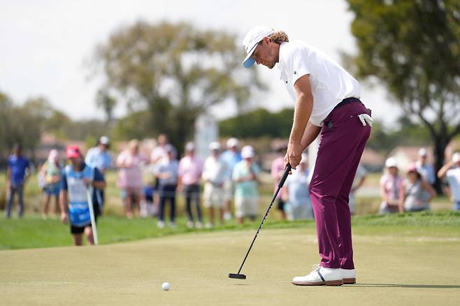 <yonhap photo-1942=""> PALM BEACH GARDENS, FLORIDA - FEBRUARY 26: Austin Smotherman of the United States putts on the 16th green during the first round of the Cognizant Classic 2026 at PGA National Resort And Spa on February 26, 2026 in Palm Beach Gardens, Florida. Raj Mehta/Getty Images/AFP (Photo by Raj Mehta / GETTY IMAGES NORTH AMERICA / Getty Images via AFP)/2026-02-27 05:06:31/ <저작권자 ⓒ 1980~2026 ㈜연합뉴스. 무단 전재 재배포 금지, AI 학습 및 활용 금지></yonhap>
