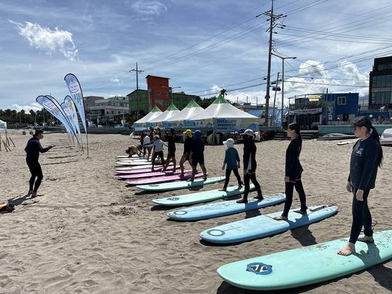 지난해 8월 제주시 이호해수욕장에서 열린 제주해양레저스포츠페스티벌 현장에서 레저 체험을 하고 있는 시민들. 최충일 기자