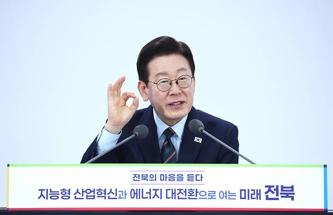 이재명 대통령이 27일 전북 전주시 전북대학교에서 열린 ‘전북의 마음을 듣다’ 타운홀미팅 간담회에서 발언하고 있다.