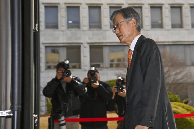 조희대 묵묵부답 출근 : 더불어민주당이 주도하는 ‘사법개편 3법’ 입법 작업이 28일로 완료될 예정인 가운데, 이에 반대 입장을 밝혀 온 조희대 대법원장이 27일 오전 서울 서초구 대법원 청사로 출근하고 있다. 백동현 기자