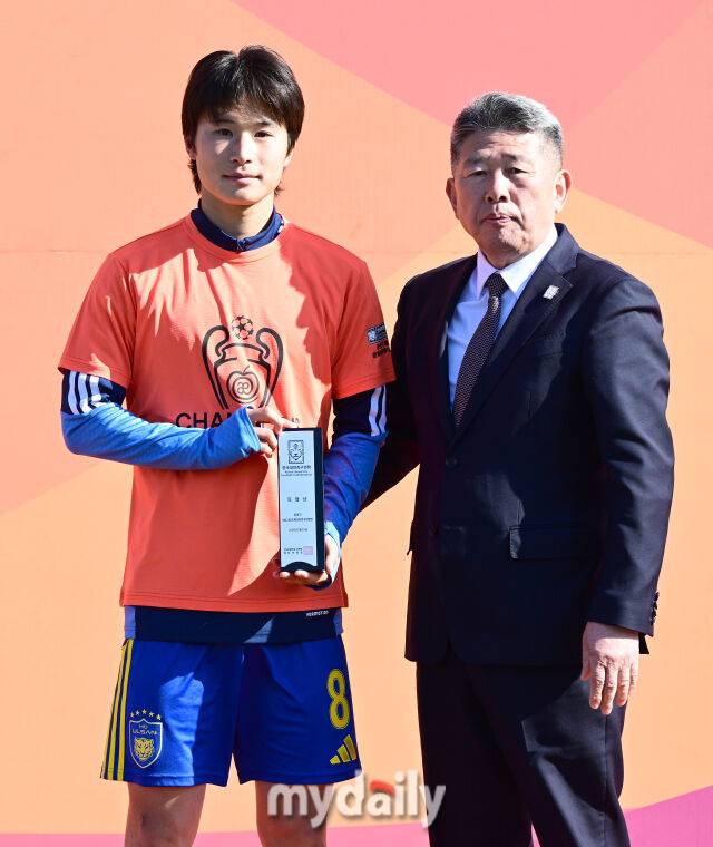 2026년 2월 25일 경상남도 통영공설운동장에서 '약속의 땅 통영, 제62회 춘계대학축구연맹전' 통영기 결승, 울산대학교와 전주대학교의 경기가 열렸다.울산대 김승현이 득점상을 받고 있다./통영공설운동장=유진형 기자