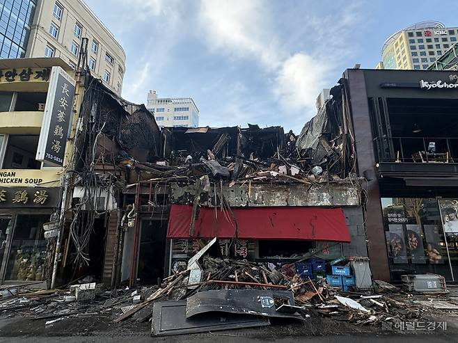 26일 서울 중구 북창동의 한 건물에서 불이 나 상층부가 타버렸다. 정주원 기자