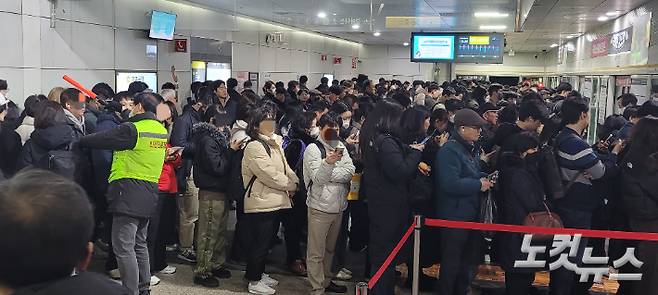 김포골드라인 승강장에 승객들이 들어차 있다. 박창주 기자