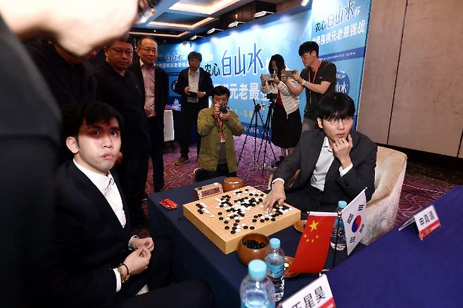 지난 5일 열린 '농심신라면배' 신진서 9단(사진 오른쪽) vs 왕싱하오 9단. 사진은 종국 후 복기 장면. 완패한 왕싱하오의 당황한 표정이 읽힌다. 한국기원 제공