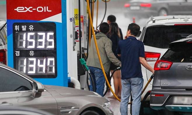 서울 서초구 한 주유소에서 시민들이 주유하는 모습. 뉴스1