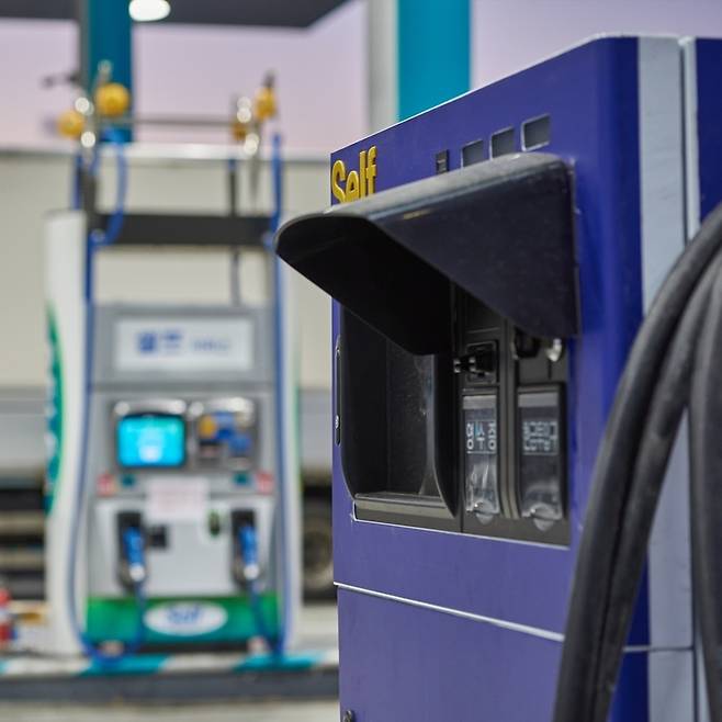 셀프 주유소에 설치된 주유기 모습. 적정량에서 멈추는 주유 습관이 차량 관리에 도움이 된다. 사진=클립아트코리아