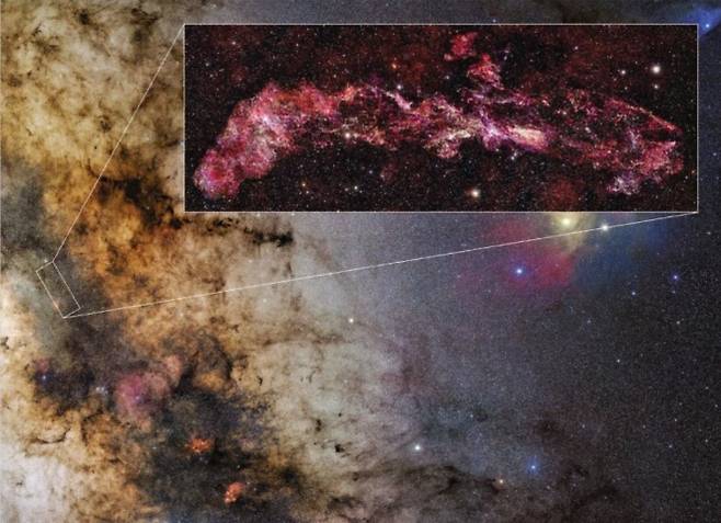 분자 구름 안 은하수 - 유럽남방천문대(ESO)가 우리 은하의 중심부에 있는 중앙분자지역(CMZ)의 위치를 관측해 사진을 공개했다. 이 사진은 칠레 아타카마 사막에서 아타카마 대형 밀리미터·서브밀리미터 전파망원경(ALMA)으로 관측한 역대 최대 규모의 중앙분자지역 탐사 사진으로, 연구팀은 이번에 관측된 사진을 통해 별의 형성 과정 등을 연구할 계획이다. AP 연합뉴스