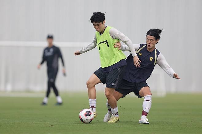 광주 주세종(오른쪽)이 지난달 태국 후아힌에서 진행된 1차 동계전지훈련 도중 문민서의 공을 뺏으려 하고 있다. 사진제공|한국프로축구연맹