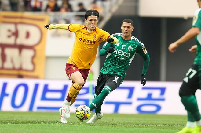 광주 주세종(왼쪽)이 지난해 12월 전북과 코리아컵 결승전 도중 드리블하고 있다. 사진제공|대한축구협회
