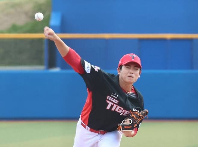 ▲ 24일 WBC 대표팀과 연습경기에서 1이닝 무실점을 기록하며 순조로운 출발을 알린 이태양 ⓒKIA타이거즈