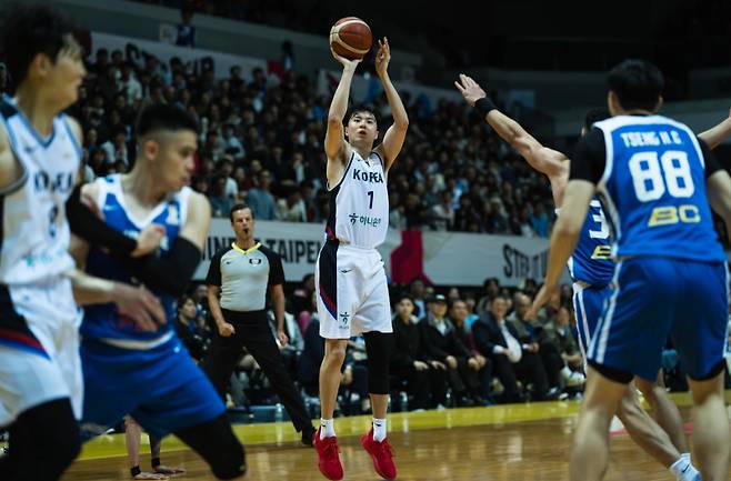 이현중(가운데)이 대만을 상대로 슛을 날리고 있다. /사진=FIBA 공식 홈페이지