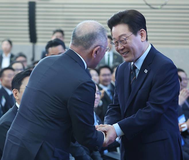 이재명 대통령이 27일 전북 군산새만금컨벤션센터에서 열린 새만금 로봇·수소·AI 시티 투자협약식에서 축사를 마친 뒤 정의선 현대차그룹 회장과 악수하고 있다. 연합뉴스
