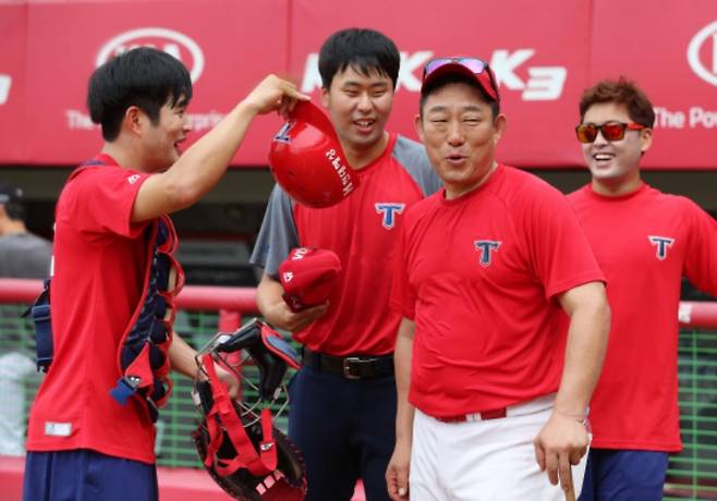 이우중 KIA 1군 매니저(왼쪽에서 두 번째)는 선수단의 살림살이를 책임지고 있다. KIA 타이거즈