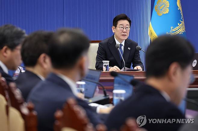 이재명 대통령, 수석보좌관회의 발언 (서울=연합뉴스) 김도훈 기자 = 이재명 대통령이 5일 청와대 여민관에서 열린 수석보좌관회의에서 발언하고 있다. 2026.2.5 superdoo82@yna.co.kr