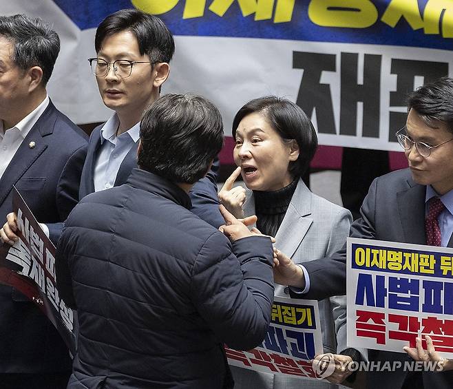 국회 본회의장에서 벌어진 손가락질 싸움 (서울=연합뉴스) 황광모 기자 = 27일 국회에서 열린 2월 임시국회 8차 본회의에서 전날 상정된 헌법재판소법 일부개정법률안(재판소원제)에 대한 무제한 토론(필리버스터) 종결을 위한 투표가 시작되자 국민의힘 의원들이 손팻말과 피켓을 들고 시위를 펼치는 동안 민주당 양문석 의원과 국민의힘 서명옥 의원(가운데)이 설전을 벌이고 있다. 두 의원의 설전은 국민의힘 시위를 휴대폰으로 찍던 조국혁신당 이해민 의원을 국민의힘 서명옥 의원이 손팻말로 제지하면서 시작됐다. 이를 뒤에서 지켜보던 민주당 양문석 의원이 서 의원에게 강하게 항의하면서 여야 의원들의 말싸움이 시작됐다. 2026.2.27 hkmpooh@yna.co.kr