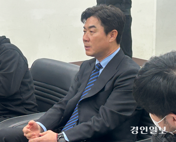 28일 인천축구전용경기장에서 2026 K리그1 개막 경기 전 윤정환 감독이 취재진과 인터뷰를 하고 있다. 2026.2.28/백효은기자100@kyeongin.com