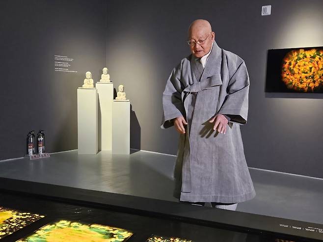 ▲ 지난 9일 경기도박물관에서 열린 특별전 ' 성파선예 性坡禪藝 : 성파스님의 예술세계' 간담회에서 성파스님이 직접 작품에 대해 설명하고 있는 모습.