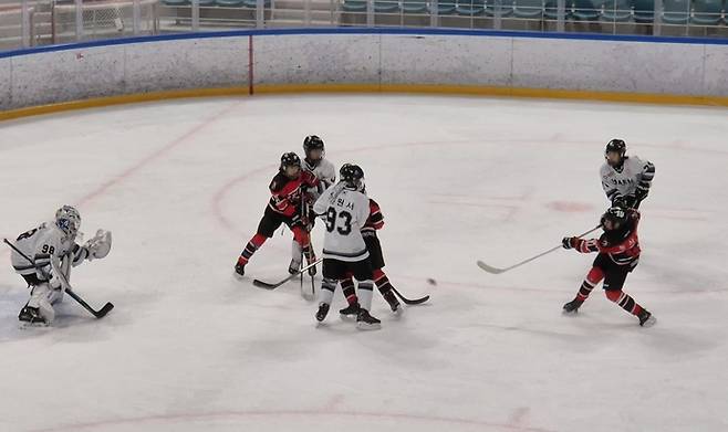 27일 강원 강릉하키센터에서 열린 제107회 전국동계체육대회 아이스하키 남자 12세 이하부 단체전 준결승전 대구선발과의 경기서 수원이글스의 황서우가 골문을 향해 퍽을 때리고 있다. 강릉=이건우기자