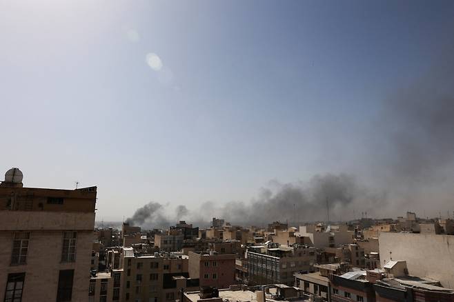 28일(현지시간) 이스라엘과 미국이 이란을 겨냥해 공습을 단행한 이후 테헤란에서 폭발이 발생해 연기가 치솟고 있다. 로이터 연합뉴스