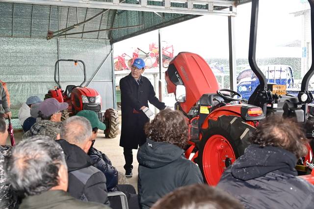청송군이 농업인을 대상으로 임대 농기계 사용 방법과 안전수칙 등을 교육하고 있다. 청송군 제공