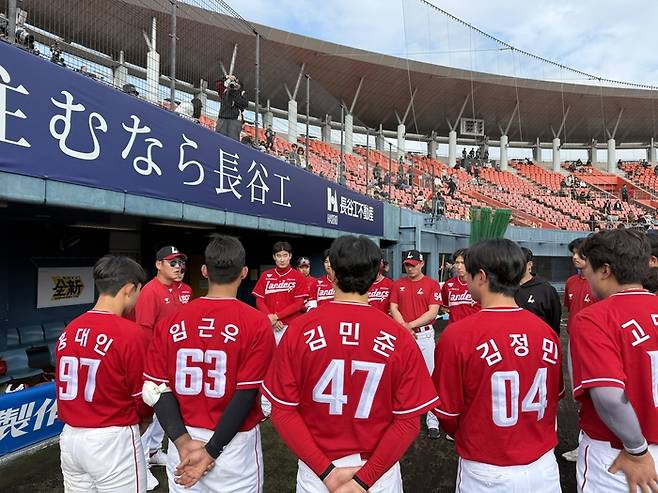 SSG는 25일 일본 미야자키 아이비 스타디움에서 열린 소프트뱅크와 평가전에서 1-9로 패했다. 사진 | SSG 랜더스