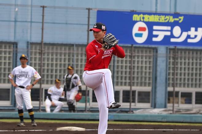 SSG 김건우가 25일 일본 미야자키 아이비 스타디움에서 열린 소프트뱅크와 평가전에서 투구하고 있다. 사진 | SSG 랜더스