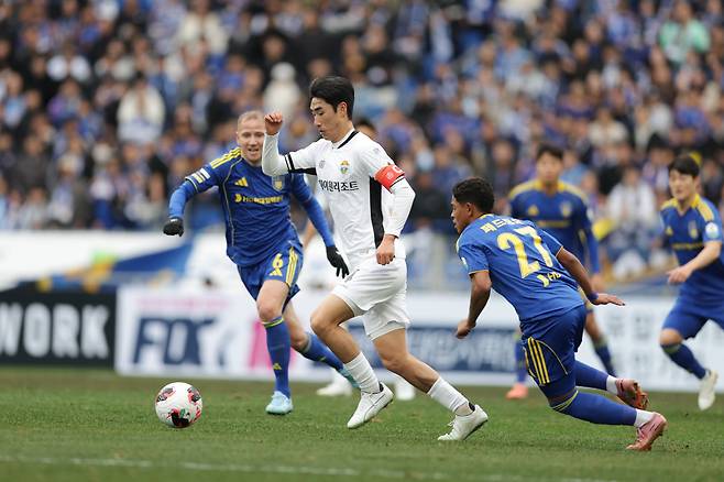 울산문수축구경기장/ K리그1/ 울산HDFC vs 강원FC/ 강원 서민우/ photo by Jeongsoo Kim