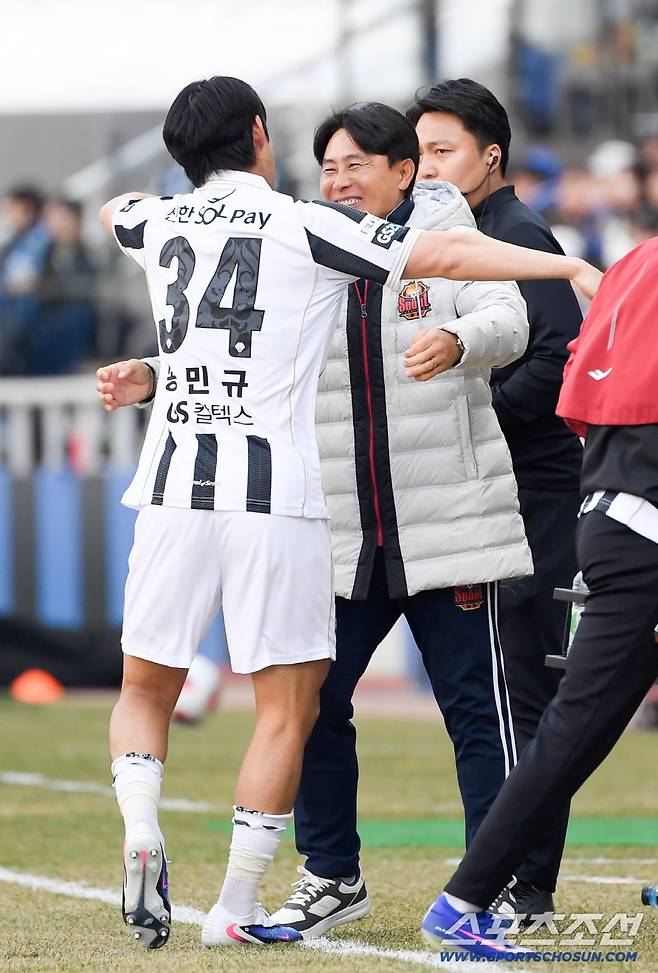 K리그1 인천 유나이티드와 FC서울의 경기가 28일 인천축구전용구장에서 열렸다. 후반 서울 송민규가 선취골을 넣은 뒤 김기동 감독과 포옹을 하고 있다. 인천=박재만 기자pjm@sportschosun.com/2026.02.28/