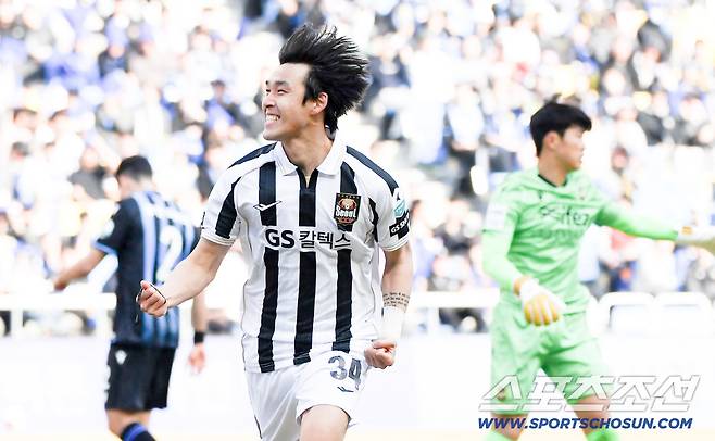 K리그1 인천 유나이티드와 FC서울의 경기가 28일 인천축구전용구장에서 열렸다. 후반 서울 송민규가 선취골을 넣은 뒤 환호하고 있다. 인천=박재만 기자pjm@sportschosun.com/2026.02.28/