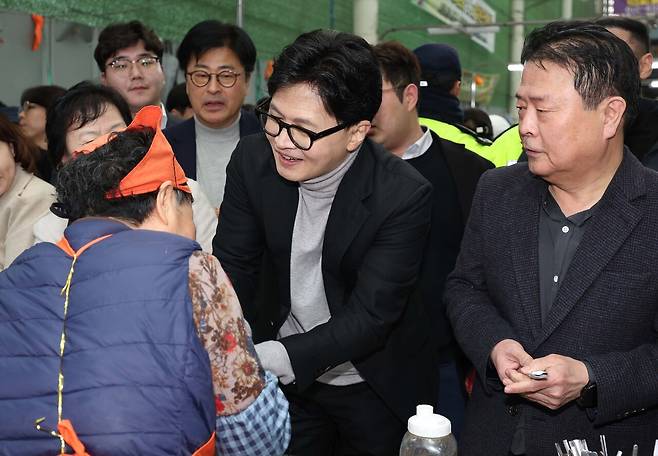 한동훈 국민의힘 전 대표가 27일 오후 대구 서문시장을 찾은 자리에서 상인과 인사하고 있다. 연합뉴스