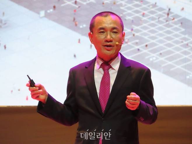 김진태 강원특별자치도지사가 28일 오후 강원 춘천시 강원대학교 백령아트센터에서 열린 '도지사와 함께 하는 강원도정보고회'에서 도민들 앞에서 직접 도정보고를 하고 있다. 이날 현장에는 강원 각지에서 5000명이 넘는 인파가 몰렸으며, 백령아트센터 1600석을 꽉 채우고 서서 듣는 인파까지 2000명이 넘는 인원이 도정보고를 지켜봤다. ⓒ데일리안 정도원 기자