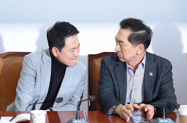 장동혁 국민의힘 대표가 26일 서울 여의도 국회에서 4선 이상 중진 의원 면담에서 김기현 의원과 대화하고 있다. 뉴스1