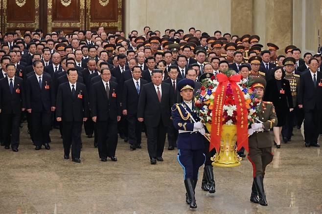 북한 노동당 기관지 노동신문은 27일 “김정은 동지께서 새로 선거된 제9기 당 중앙지도기관 성원들과 26일 금수산태양궁전을 찾았다”라고 보도했다. (평양 노동신문=뉴스1)