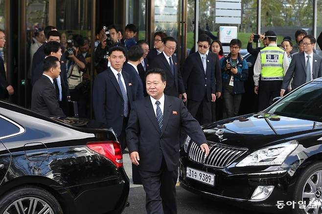 인천 아시안게임 폐막식이 예정된 2014년 10월 4일 오전 북한의 황병서 군 총정치국장, 최룡해 당중앙위원회 비서 겸 국가체육지도위원장, 김양건 대남비서 겸 통일전선부장 등이 2014인천아시안게임 폐막식에 참석하기 위해 인천공항을 통해 입국했다. 송도 오크우드 호텔에서 류길재 통일부 장관과 회담을 마친 후 오찬장으로 나서는 모습. 최룡해가 맨 먼저 움직이고 있다. 인천=변영욱 기자 cut@donga.com