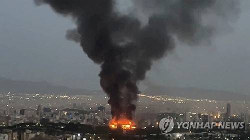 이스라엘 공습으로 불타는 테헤란 모습