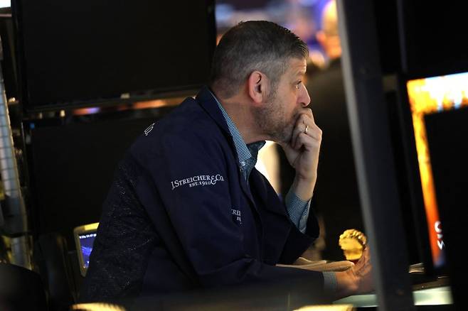 뉴욕 증시가 27일(현지시간) 관세로 촉발된 인플레이션(물가상승) 압력과 인공지능(AI) 거품 우려 속에 일제히 하락했다. AFP 연합