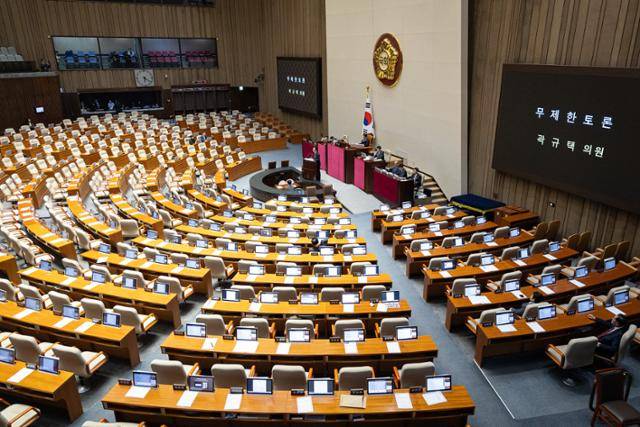 곽규택 국민의힘 의원이 26일 국회에서 헌법재판소법 일부개정법률안에 대한 필리버스터(무제한 토론)를 하고 있다. 뉴스1