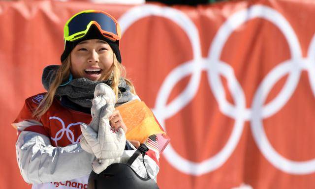 클로이 김이 2018년 2월 13일 강원 평창 휘닉스스노우파크에서 열린 2018 평창동계올림픽 여자 스노보드 하프파이프 경기를 마친 후 점수를 확인하며 기뻐하고 있다. 평창=김주영 기자