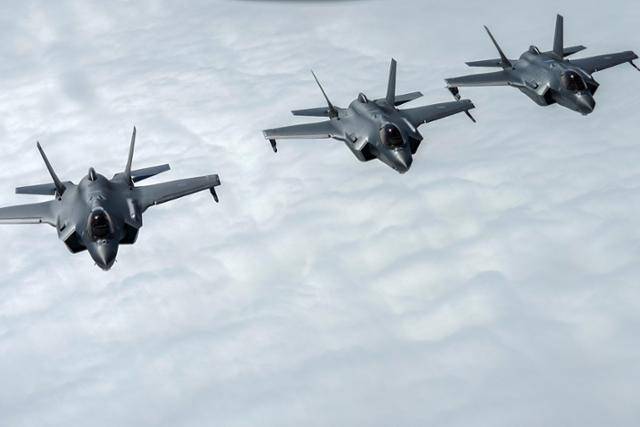 지난 1월 노르웨이 올란데 비행장에서 북대서양조약기구(NATO·나토) 등과 훈련 중인 F-35 전투기 편대의 비행 모습. 올란데=EPA 연합뉴스